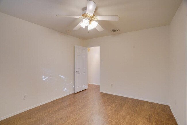 Building Photo - 7100 Barnsdale Way