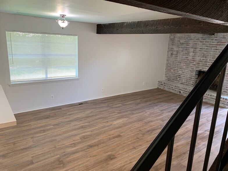 Building Photo - 902 W Edgewater St