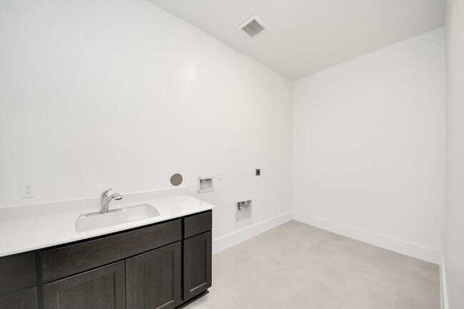 Building Photo - 10235 Forest Lake Dr