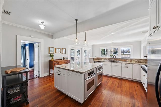 Building Photo - 704 Williams St