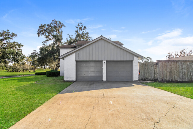 Building Photo - Spacious Home with Guest House in West Col...