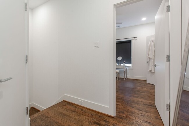 Building Photo - Modern 2 bed, 2.1 Bath townhome, walking distance to Greenville Ave