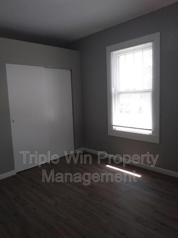 Building Photo - 830 Warne St