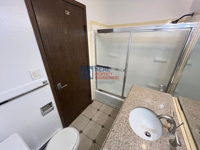 Building Photo - 1704 E 17th St