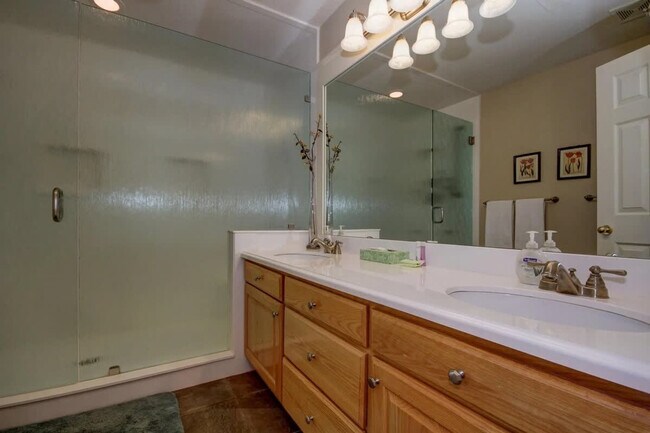 Building Photo - 1845 W Canyon View Dr