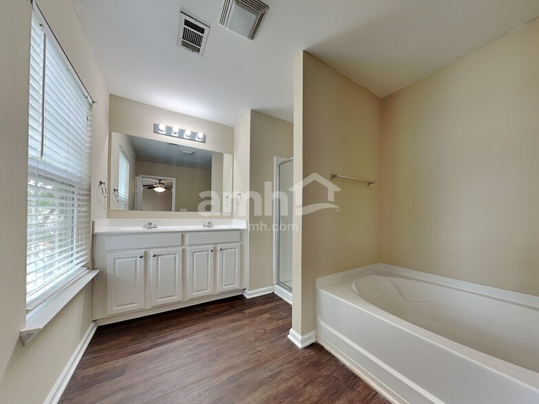 Building Photo - 2920 Mayfair Dr