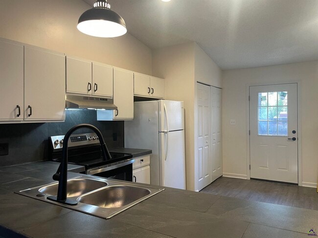 Building Photo - 260 Somerset Dr