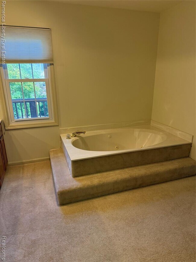 Building Photo - 39484 Village Run Dr