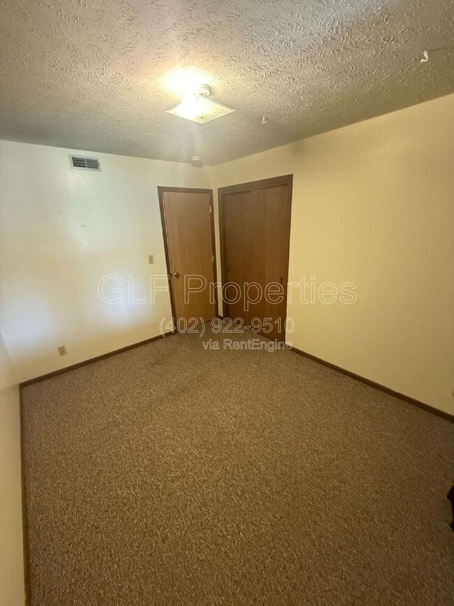 Building Photo - 5840 S 52nd St
