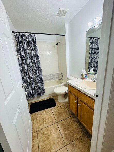 Shared Bathroom - 536 Cheshire Way