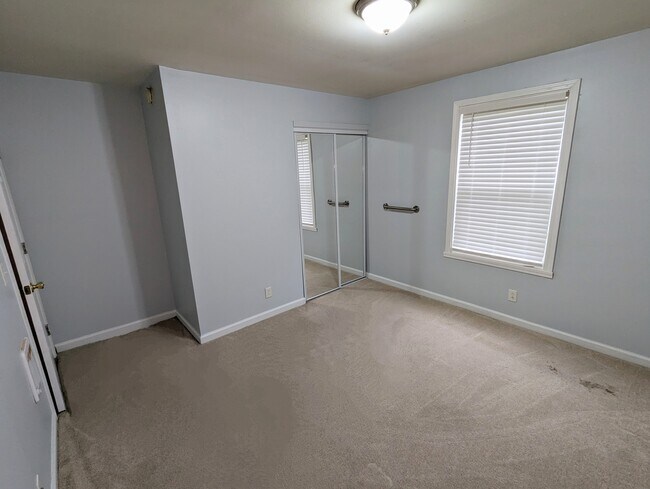 Building Photo - 3213 Lagrange Dr