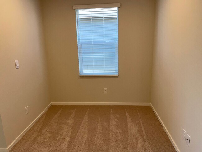 Building Photo - HALF OFF FIRST MONTHS RENT 3 Bed 2.5 Bath ...