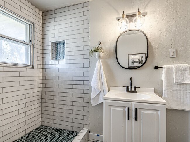 Building Photo - Adorable Updated Midwest City Boho Home