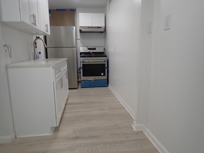 Building Photo - 663 E 94th St