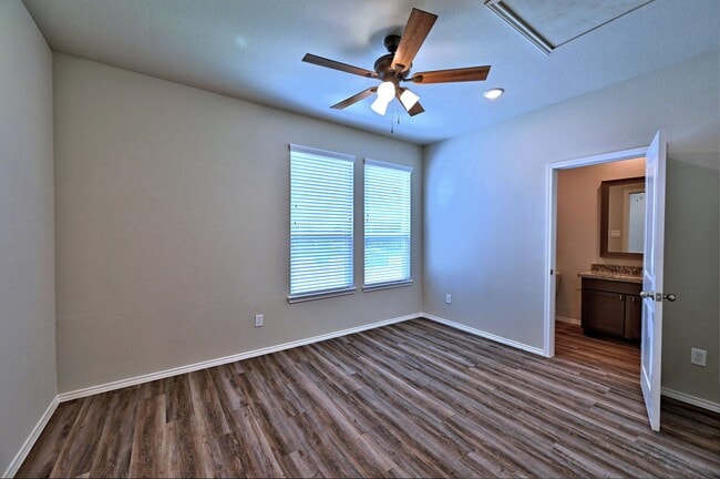 Building Photo - 11552 Persimmon St