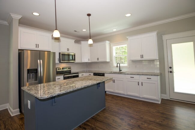 Building Photo - "Luxurious 3-Bed Townhouse with Granite Countertops on Juniper Lake Road!"