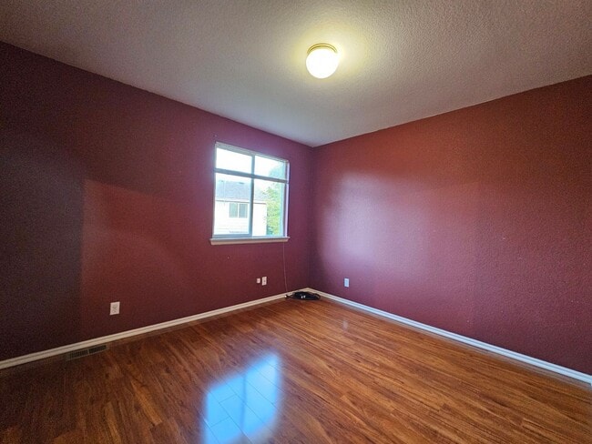 Building Photo - Fabulous 4 Bed Home Near Buckley Space For...