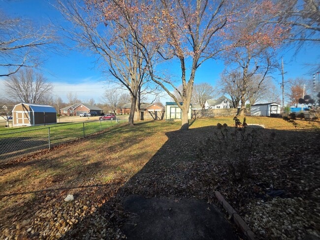 Building Photo - 802 Brentwood Ave