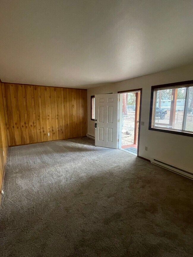 Building Photo - 2 Bedroom Home Near Old Mill