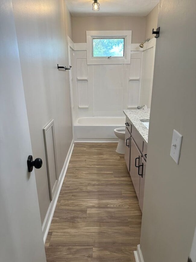 Building Photo - Newly Remodeled Home in Southeast Columbia