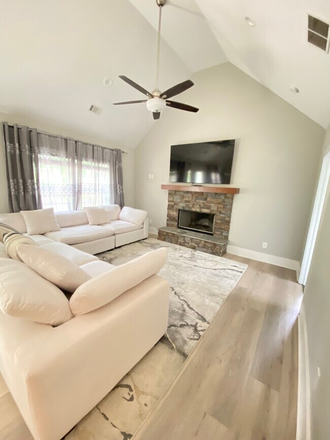 Building Photo - 40 Oak Forest Dr