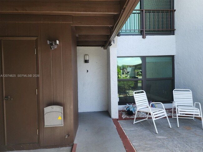 Building Photo - 6518 Kendale Lakes Dr