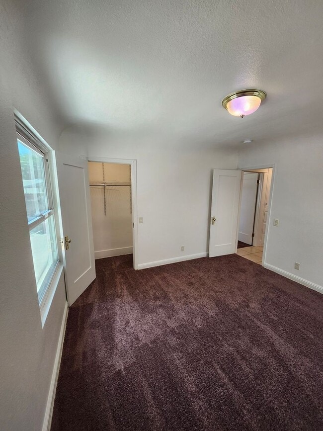 Building Photo - Charming Colonial-Style 2-Bedroom Home in ...