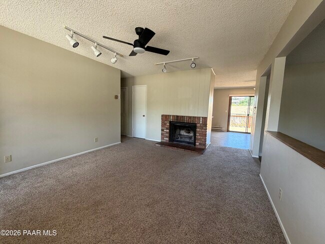 Building Photo - 366 W Tamarack Ln