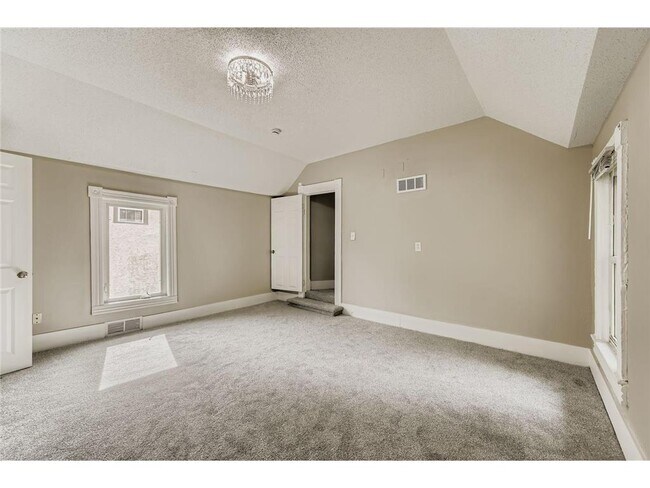 Building Photo - 707 Jenks Ave E