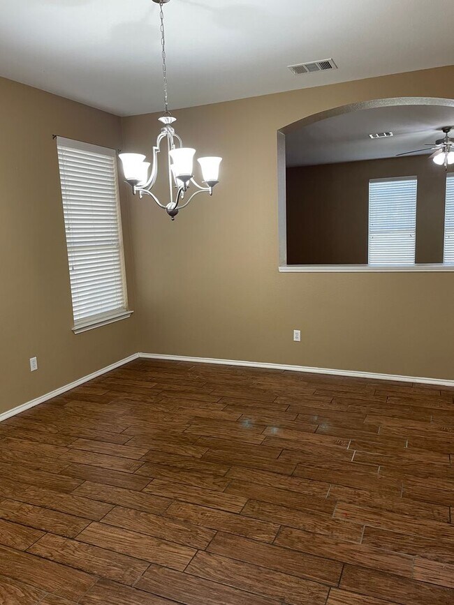 Building Photo - Available Now! Spacious & Well-Maintained ...