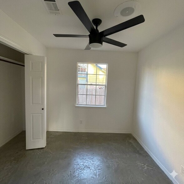 Building Photo - 2100 Rosemary Ln