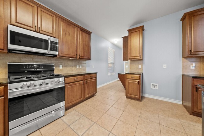 Building Photo - Amazing Pool. stunning 5bed, 3bath, 3Car G...