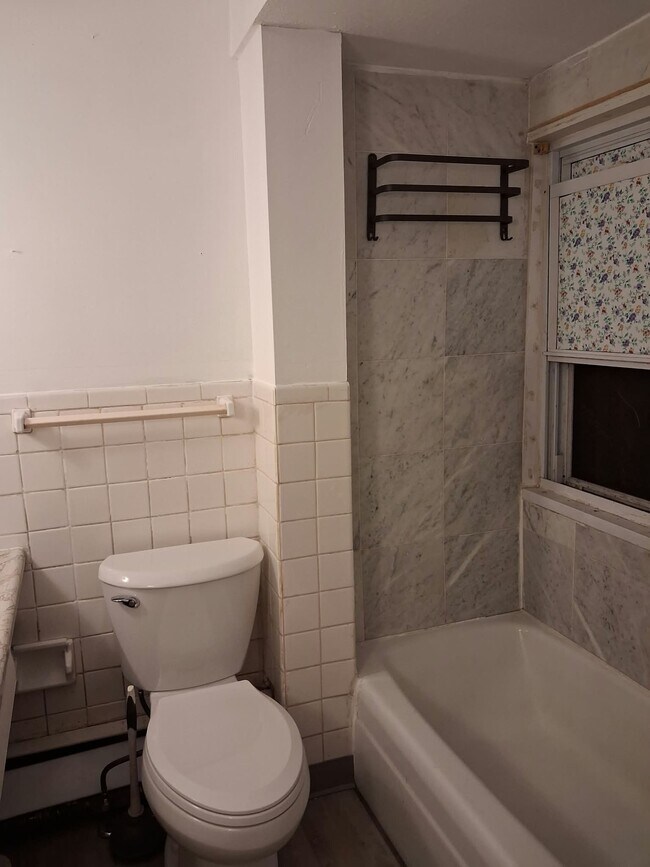 Building Photo - 1260 W 67th St