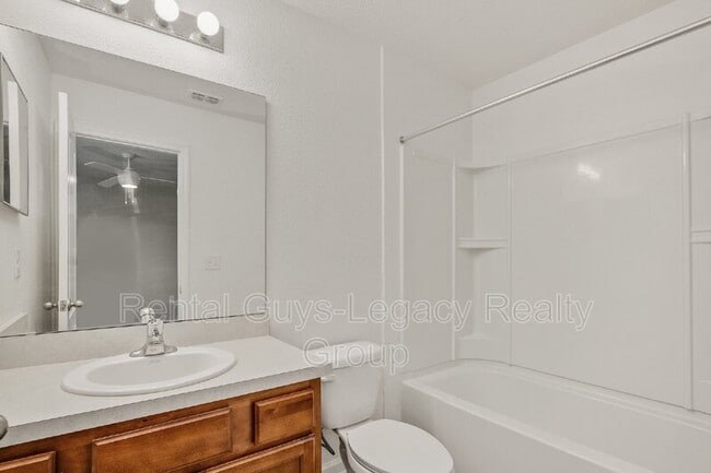 Building Photo - 425 Servia Dr