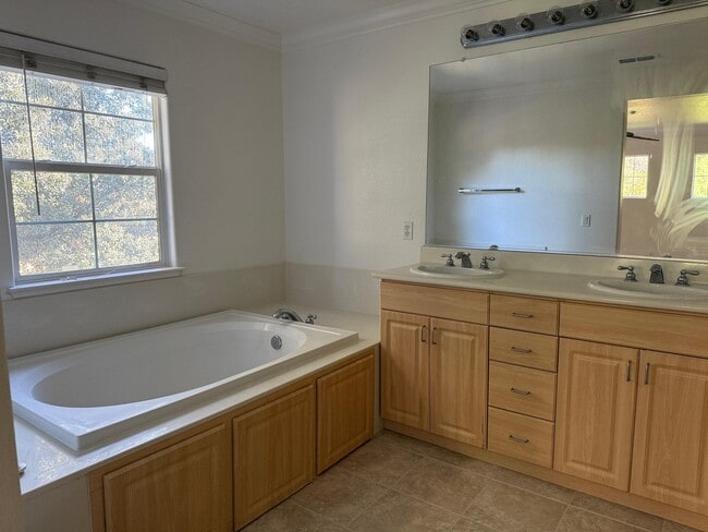 Building Photo - 27 Meritage Common