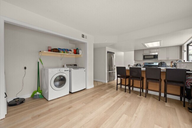 Building Photo - Spacious lot with no back house!