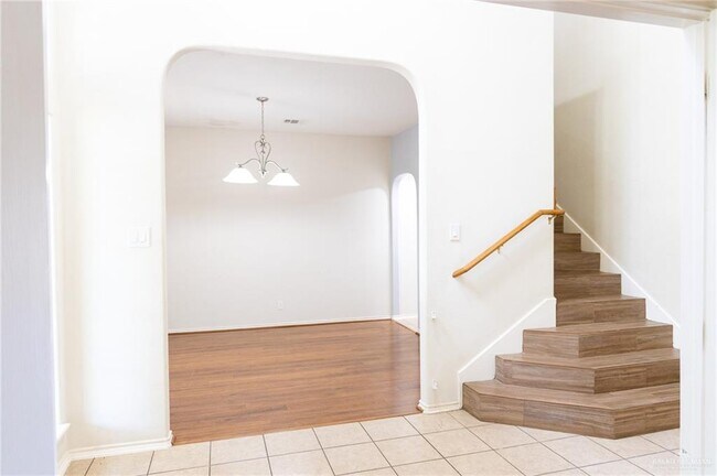 Building Photo - 25 San Sebastian St