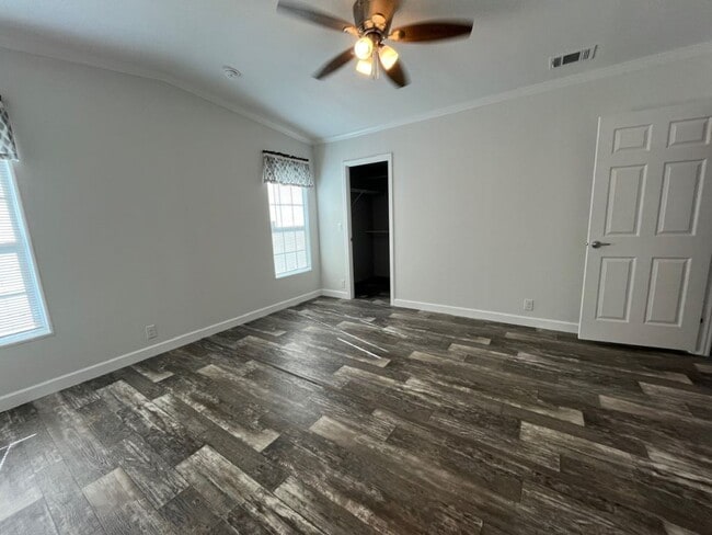Building Photo - 328 Eland Dr