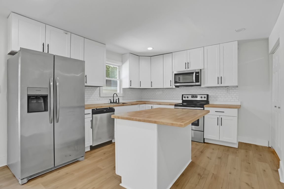 Building Photo - 636 W 48th St