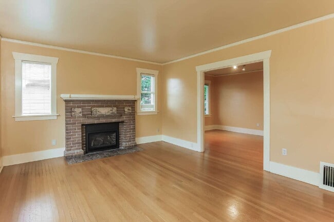 Building Photo - Charming 4-bedroom 3 bath Craftsman Home with Basement ADU for Rent