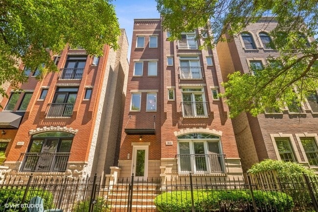 Building Photo - 3633 N Wilton Ave