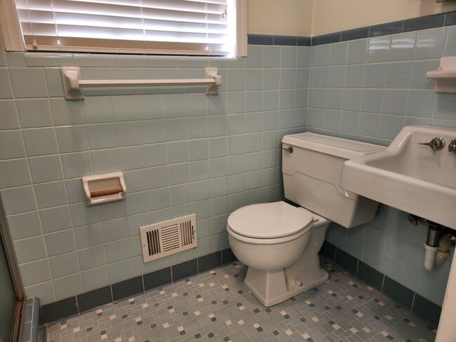 Building Photo - 1181 Lake Shore Cir