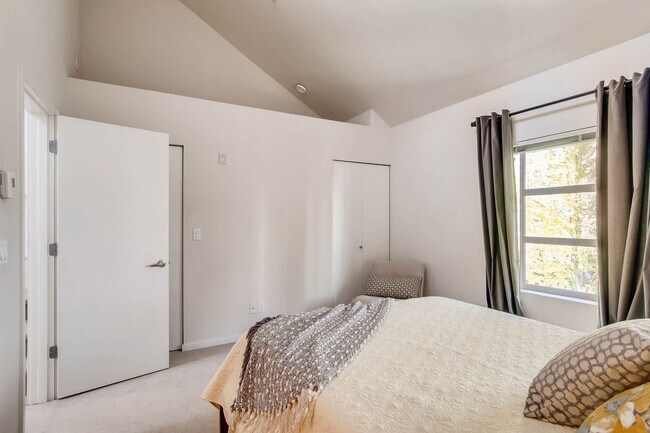 Building Photo - 2 Bedroom Loft Style Townhome Near Microsoft!