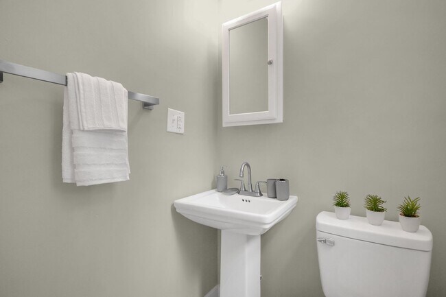 Building Photo - 570 Southwood Ave