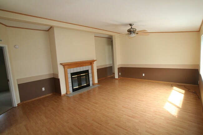 Building Photo - 3 bed 2 bath home with fireplace