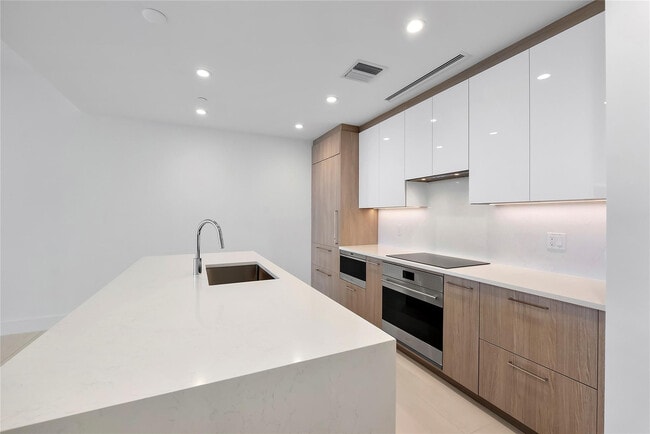 Building Photo - 153 N Seabreeze Blvd