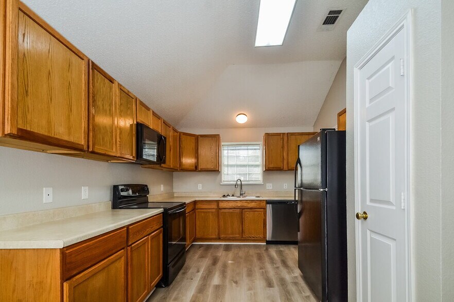 Building Photo - 2310 Summit Dr