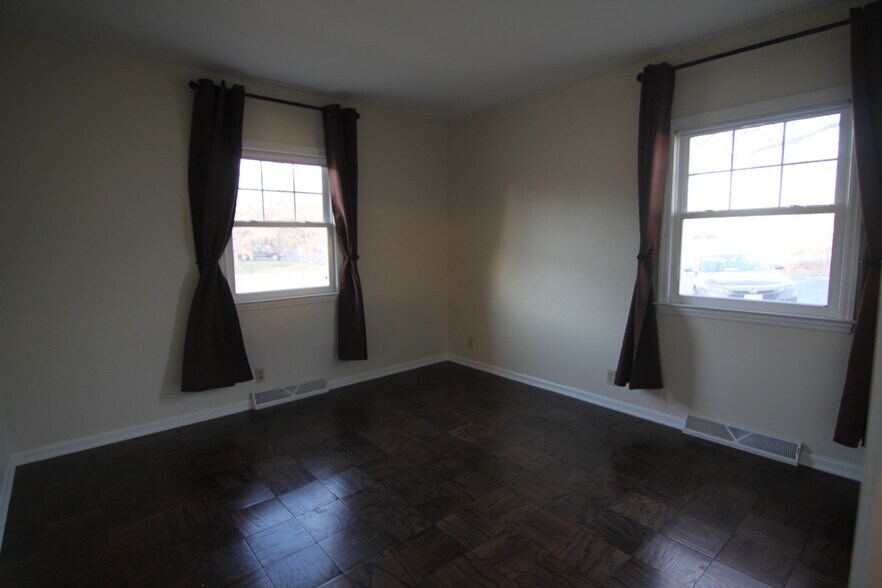 Building Photo - 853 Thackeray Trl