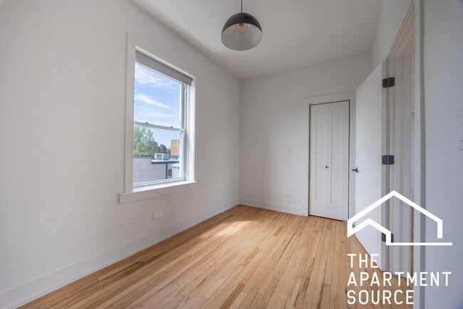 Building Photo - 3049 W Medill Ave