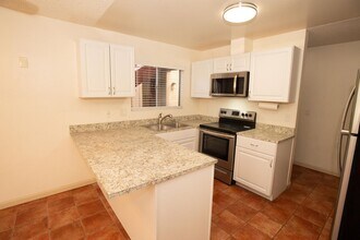 Building Photo - Bright and Charming 3 Bedroom 2 Bath Condo with Patio and A/C!